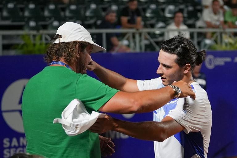Luciano Darderi festeggia la prima vittoria a livello ATP con il padre-allenatore Gino