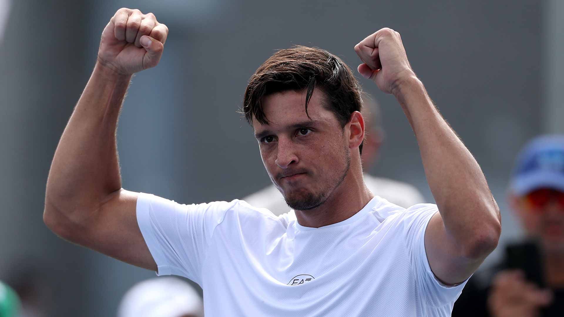 Luciano Darderi esulta a Santiago