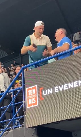 Grgior Dimitrov incontra un tifoso appena vinta la partita con Korda