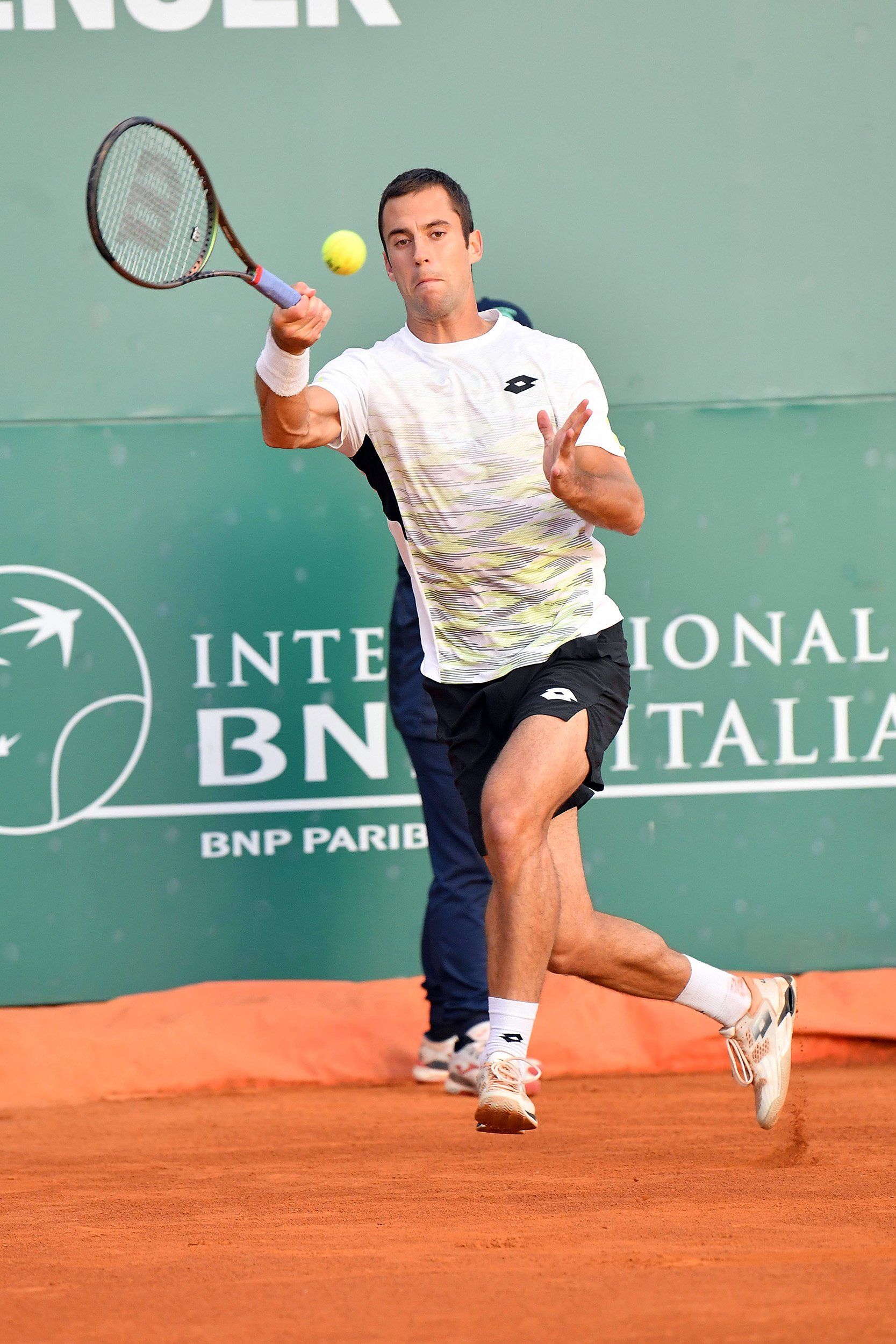 Il serbo Laslo Djere, 27 anni da Senta, ha raggiunto la finale al Tennis Club Cagliari superando lo statunitense Ben Shelton (foto Francesco Panunzio)