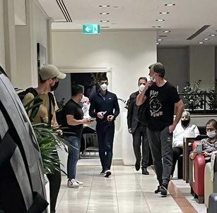 Djokovic fotografato all'aeroporto di Melbourne, pronto a tornare in Europa