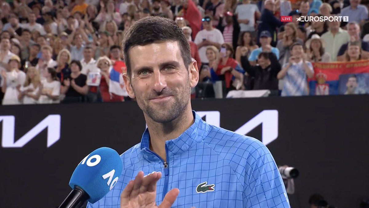 Novak saluta il pubblico dopo la vittoria.