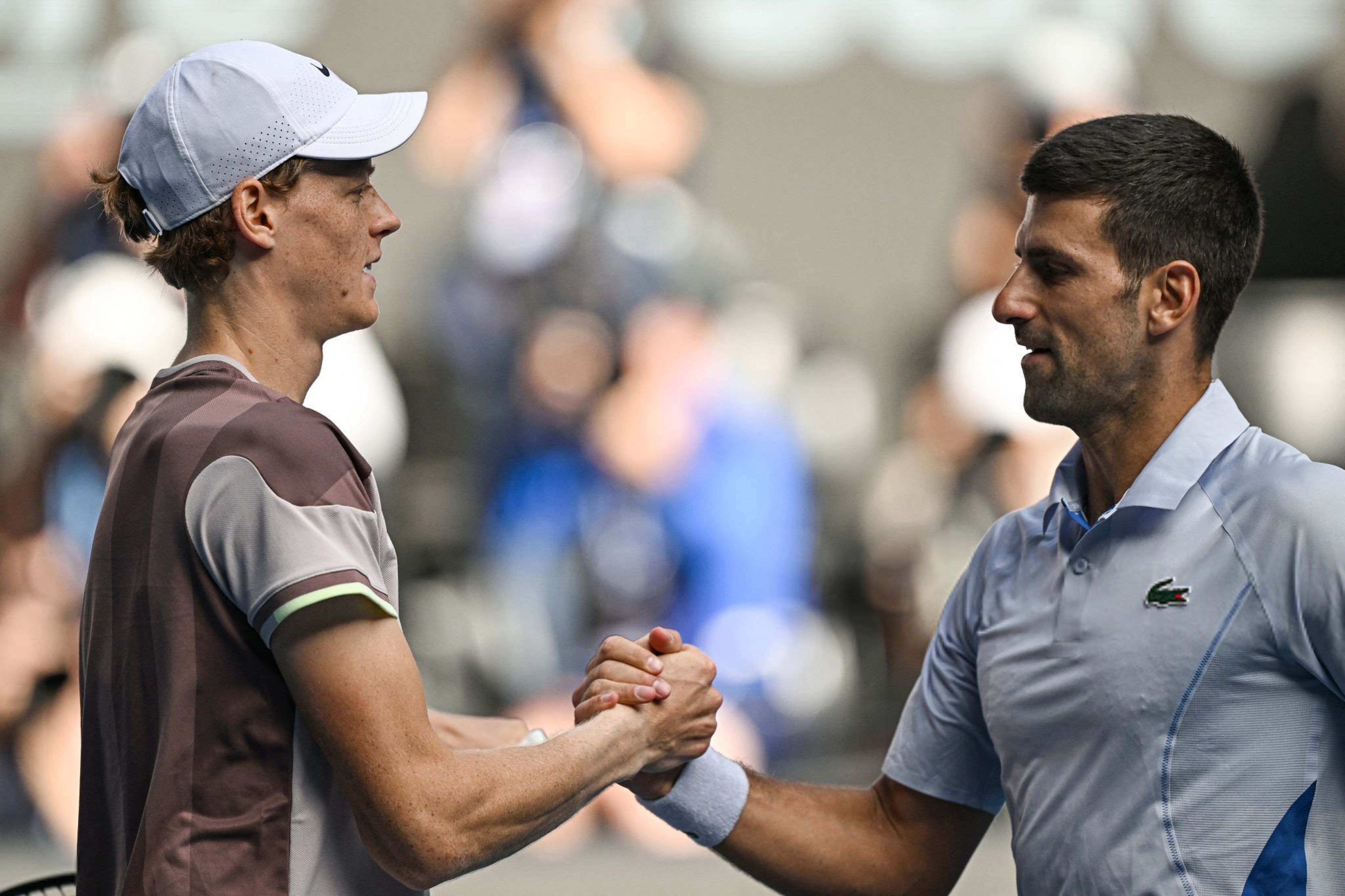 La stretta di mano tra Jannik e Novak a Melbourne (foto Getty Images)