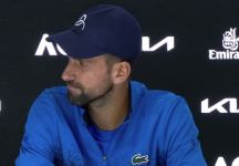 Djokovic batte Alcaraz nella notte di Melbourne: “Uno dei migliori match del torneo. Sono preoccupato dalle condizioni fisiche” (Video)