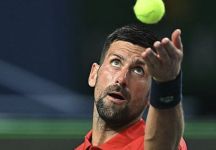 Djokovic soffre l’umidità ma torna a vincere a Shanghai: “Prima del match ho pensato all’età combinata: 75 anni, davvero tanto! Eppure sembrava giocassimo con 15 anni in meno” (Video)