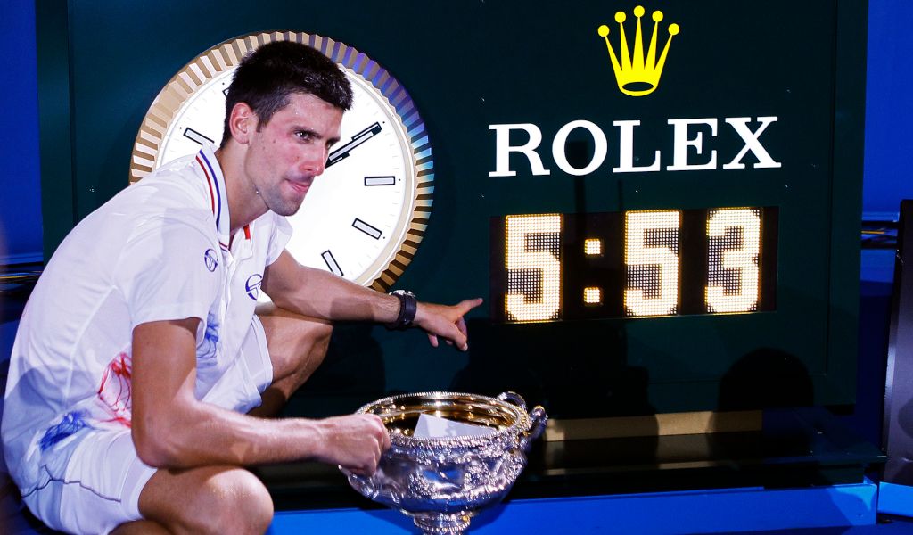 Djokovic con la coppa a Melbourne 2012, quasi sei ore di battaglia