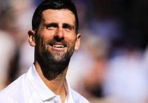 Djokovic eguaglia Federer a Wimbledon e scherza: “Chiamiamo Roger, giochiamoci la vittoria numero 106”