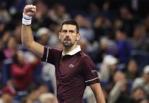 Djokovic vince il braccio di ferro contro Medvedev, con il russo squalificato per una pallata a gioco fermo che colpisce uno spettatore sul 5-3 del secondo set. Novak è in finale all’ATP 500 Pechino