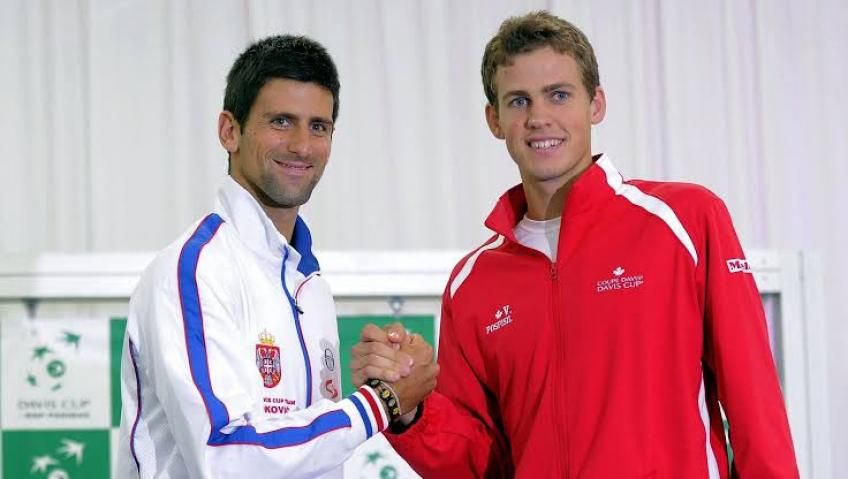 Vasek Pospisil nella foto con Novak Djokovic