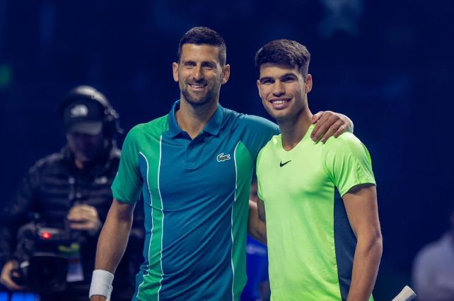 Carlos Alcaraz nella foto con Novak Djokovic