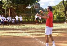 Federer ambasciatore del tennis in Malawi, ha donato tablet per le scuole