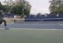 Roger Federer torna sui campi da tennis in modo diverso per condividere un momento unico con gli studenti