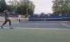 Roger Federer torna sui campi da tennis in modo diverso per condividere un momento unico con gli studenti