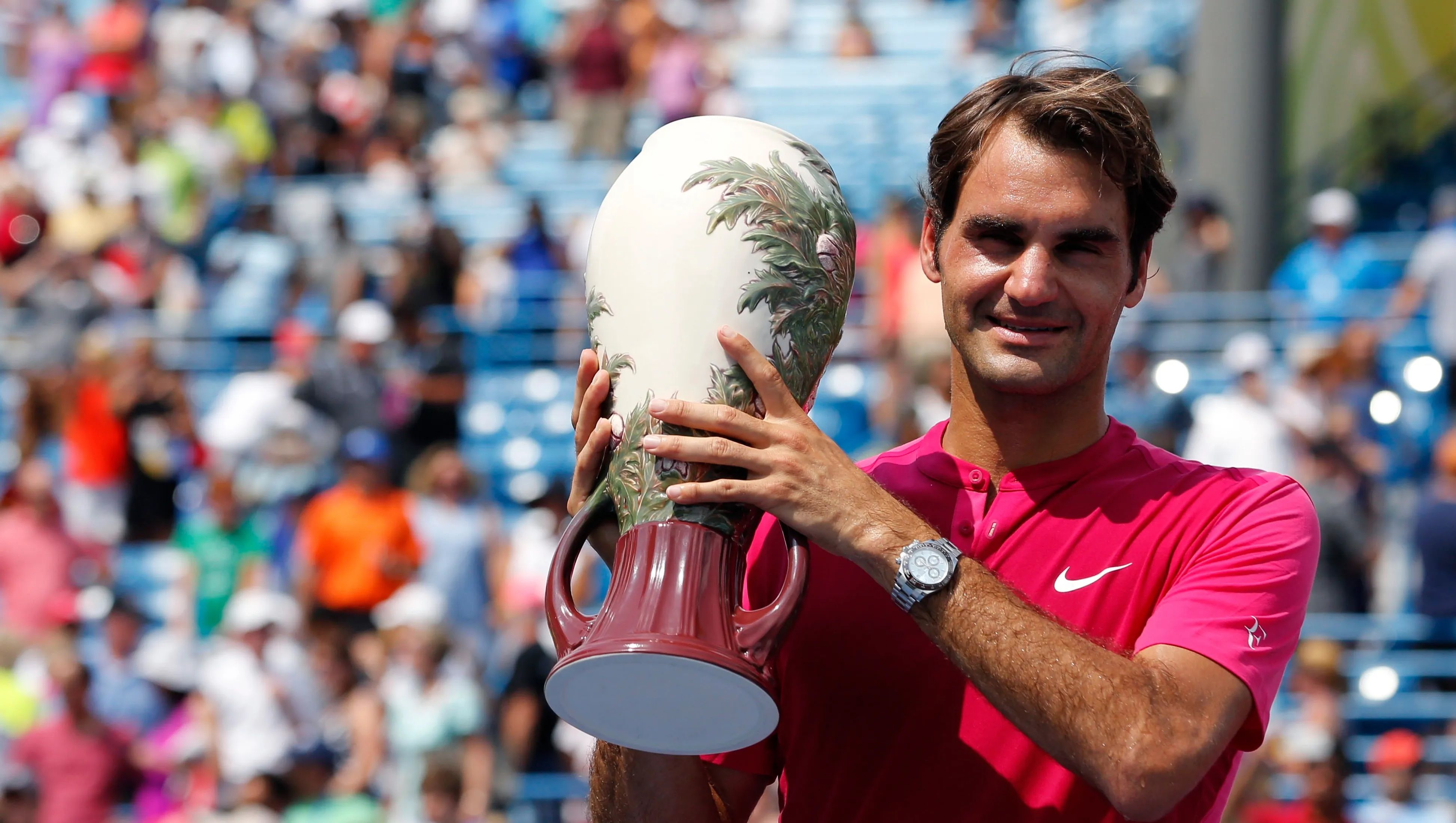 Roger con la coppa del 2015, la sua seconda "doppietta"