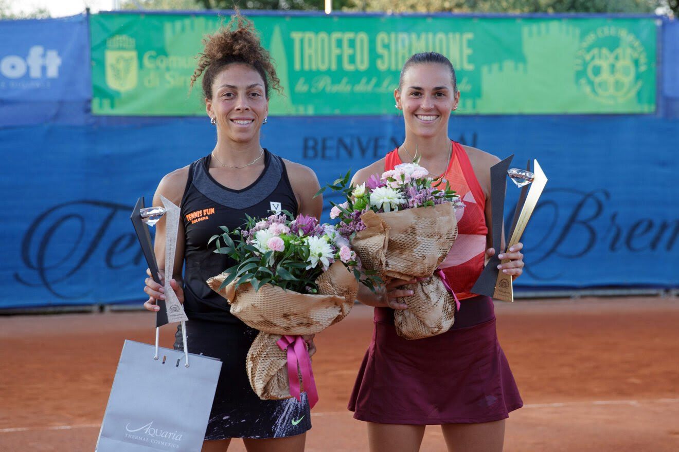 La premiazione della terza edizione del Trofeo Sirmione - La perla del Lago di Garda. Da sinistra: la finalista Stefania Rubini e la vincitrice Cristiana Ferrando (foto Antonello Perin)
