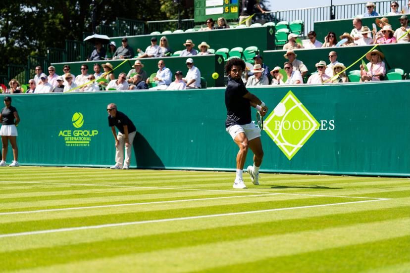 Arthur Fils sull'erba della esibizione The Boodles