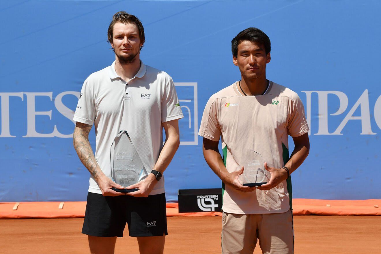 La premiazione della terza edizione del Piemonte Open Intesa Sanpaolo. Da sinistra: il vincitore Alexander Bublik e il finalista Yunchaokete Bu (foto FITP)