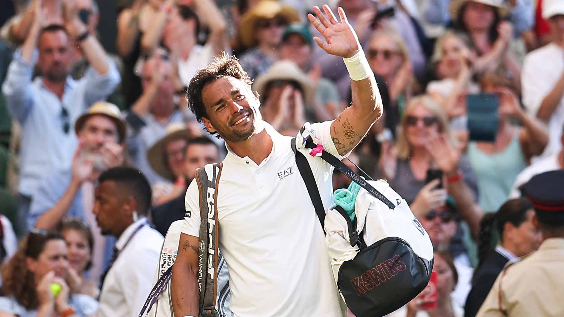 Fabio Fognini saluta dopo l'incontro vs. Alcaraz a Wimbledon 2025