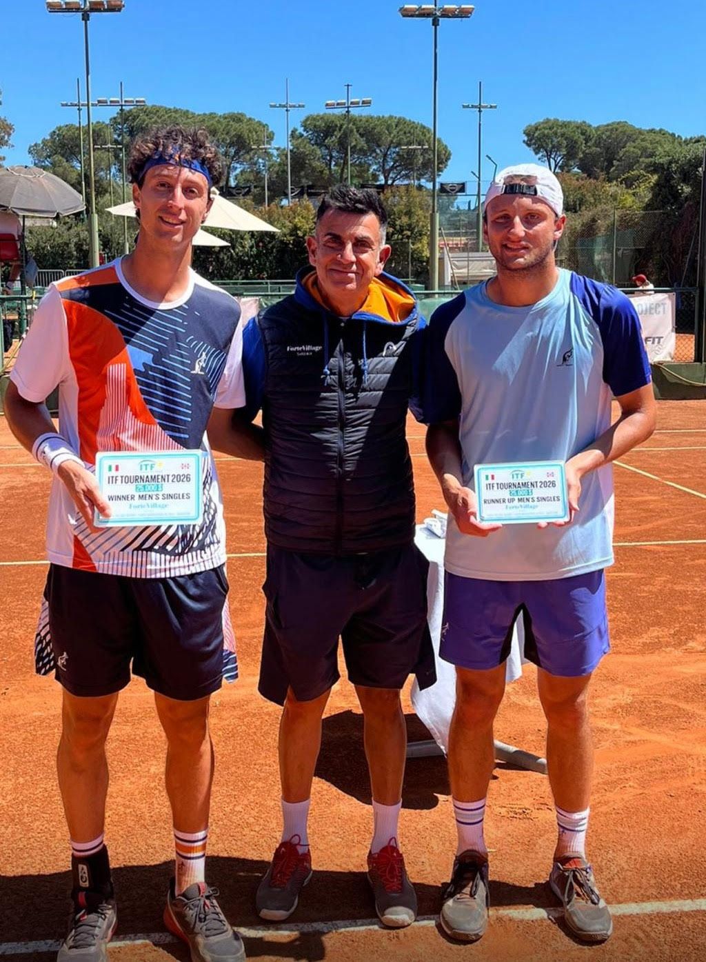 Nella foto: il vincitore del singolare maschile Francesco Forti e il finalista Federico Arnaboldi premiati dal direttore del torneo Alessandro Porcu