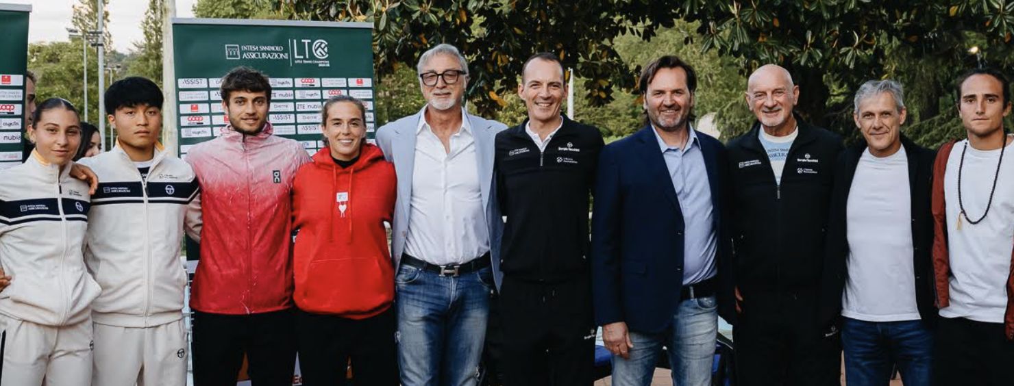 Tartarini, Panichi, Bronzetti, Cobolli, Bellucci e Furlan con i talenti di I Tennis Foundation