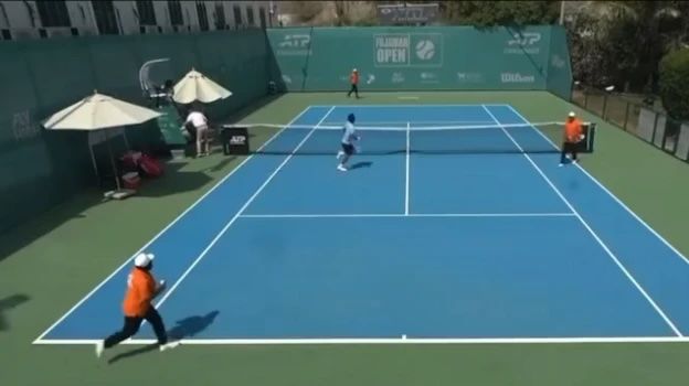 Giocatori e giudici di linea corrono via dal campo a Fujairah