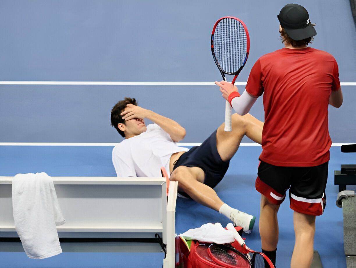 Garin a terra dopo il colpo ricevuto (foto Tiempos de tenis su X)