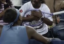 Coco Gauff, regalo speciale per gli 80 anni di una tifosa: le dona la sua racchetta (VIDEO)