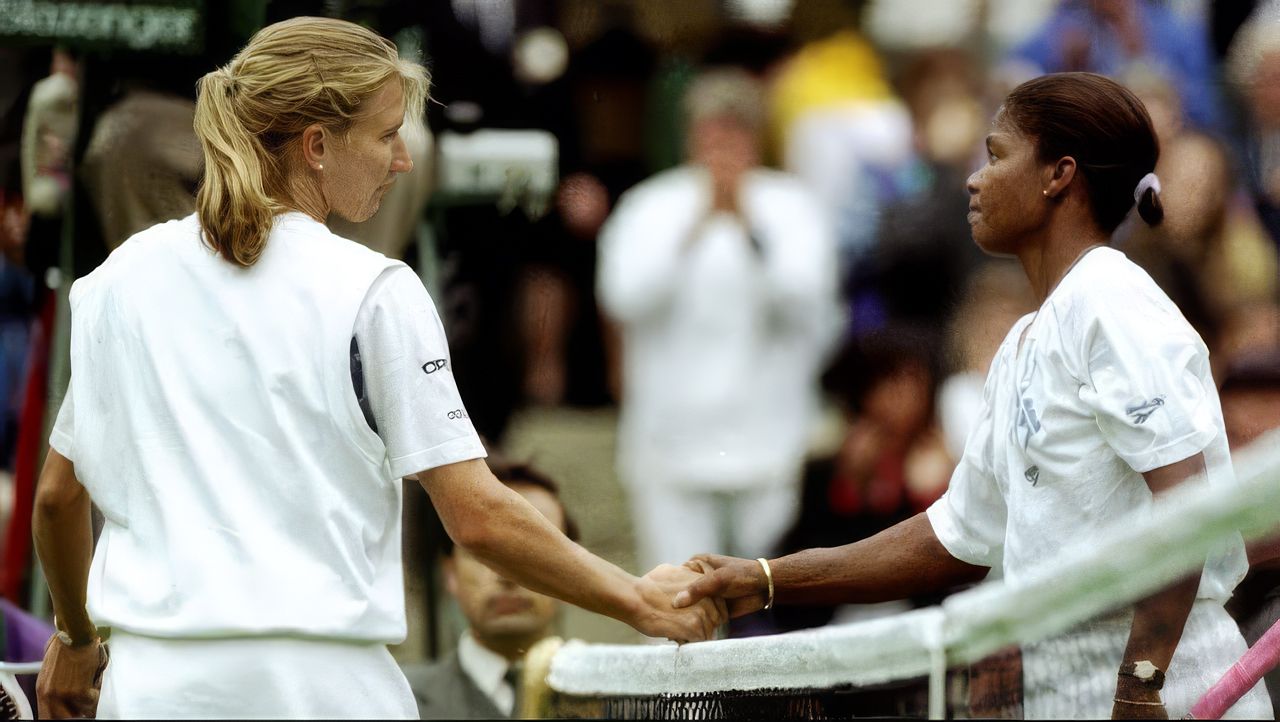 La stretta di mano tra Graf e McNeil a Wimbledon