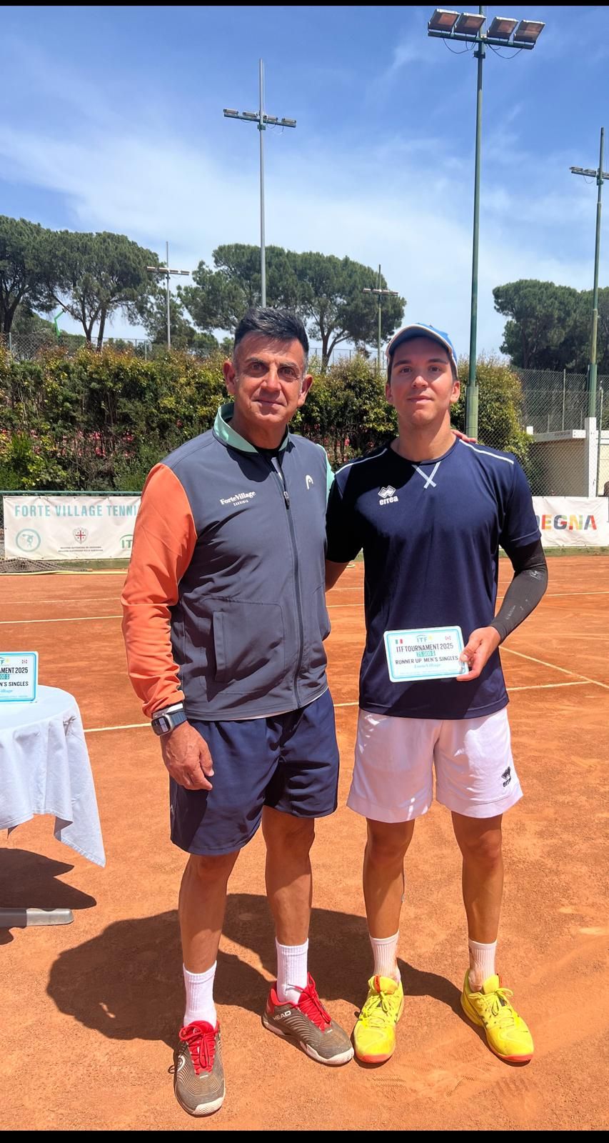 Nelle foto: Il direttore del torneo Alessandro Porcu premia il finalista del singolare maschile Andrea Guerrieri