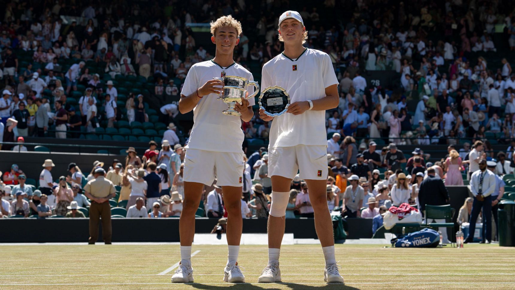 Hewitt e Lee nella premiazione a Wimbledon 2026 - Foto Getty Images