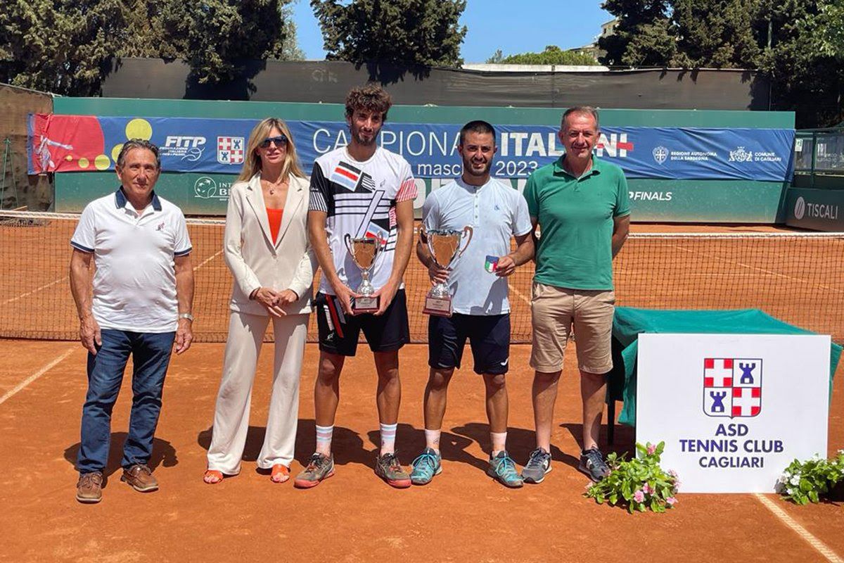 La premiazione dell'edizione 2023 dei Campionati italiani di 2ª categoria, ospitati dal Tennis Club Cagliari e vinti da Alessandro Ingarao (secondo da destra)