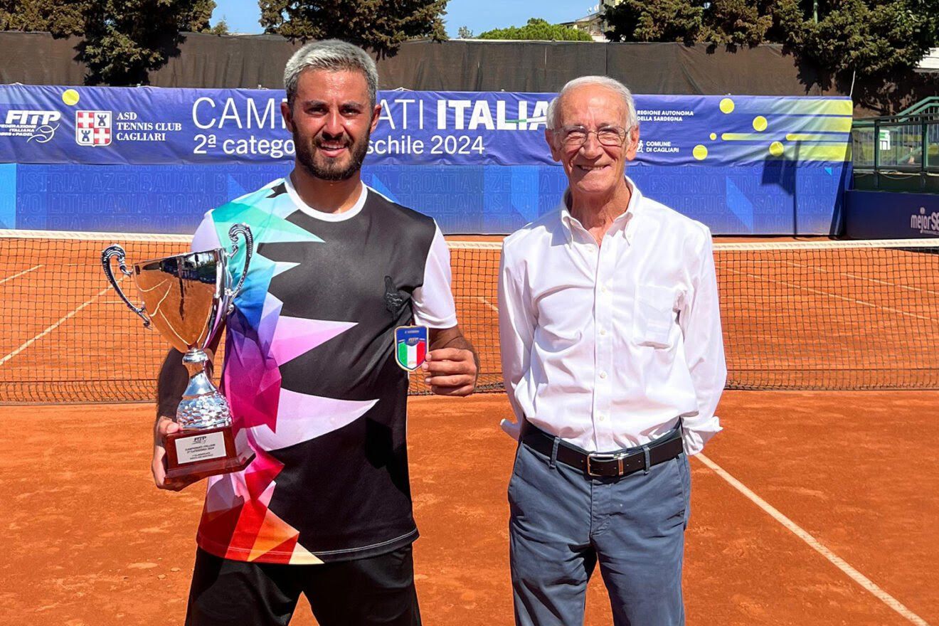 Alessandro Ingarao, vincitore dei Campionati Italiani di seconda categoria, premiato da Renato Arba, presidente del Tennis Club Cagliari