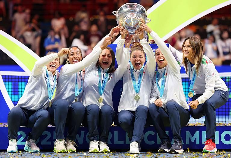 La festa dell'Italia, vincitrice della BJK Cup (Foto Getty)