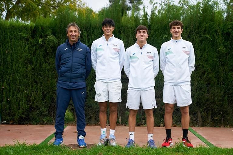La nazionale italiana Under 16: da sinistra il capitano Nicola Fantone, Federico Cinà, Andrea De Marchi e Matteo Schiabasi (Foto ITF/Queimadelos)