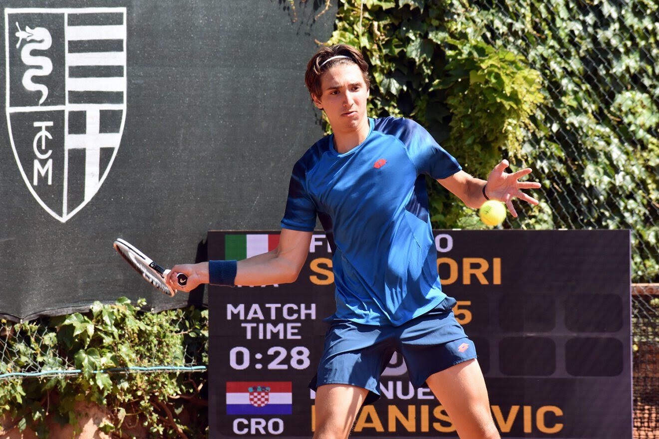Emanuel Ivanisevic, 17 anni, ha superato all’esordio nelle qualificazioni del Trofeo Bonfiglio il bresciano Federico Sartori. Papà Ivanisevic ha vinto il titolo a Milano nel 1988 (foto GAME)