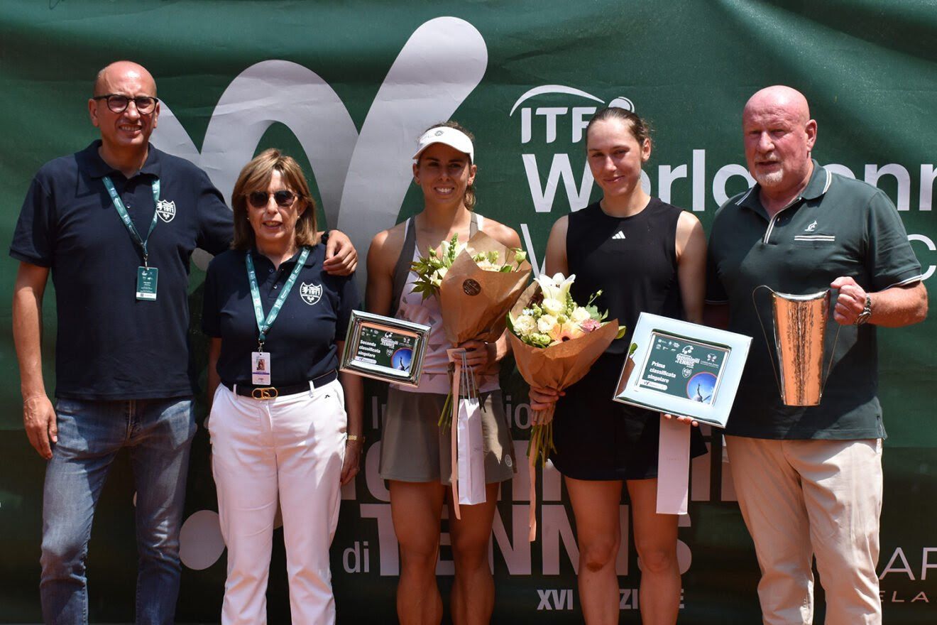 La premiazione della sedicesima edizione degli Internazionali femminili di Brescia - Carolina Zani Melanoma Foundation. Da sinistra: Stefano Bonera (presidente Ssd Tennis Forza e Costanza), Annamaria Capuzzi Beltrami (presidente Asd Tennis Forza e Costanza), Julia Grabher (finalista), Kaja Juvan (vincitrice) e Alberto Paris (direttore del torneo) (foto GAME)