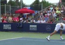 Khachanov perde la testa a Montreal: distrugge la racchetta e poi la regala a un tifoso (Video)