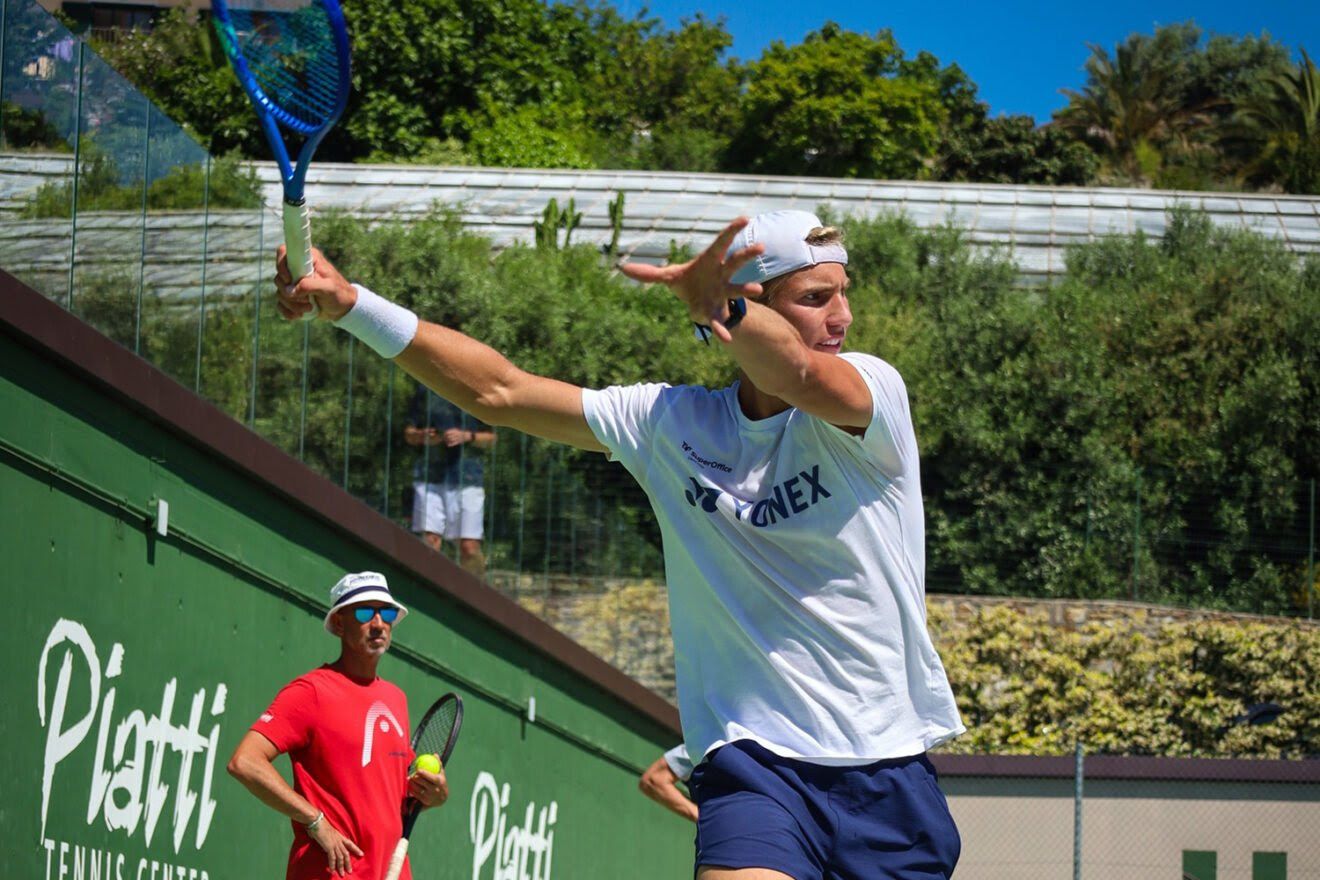 Nicolai Budkov Kj&aelig;r, classe 2006 da Oslo, in azione durante un allenamento al Piatti Tennis Center
