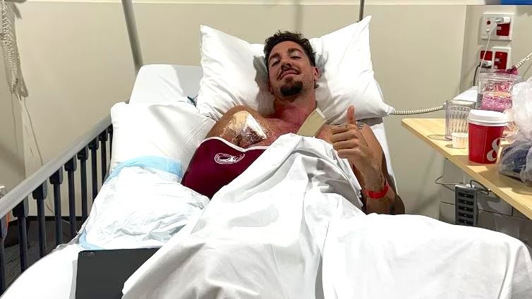 Kokkinakis subito dopo l'operazione