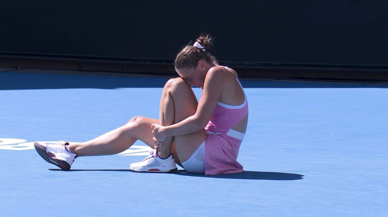 Marta Kostyuk sofferente dopo l'infortunio