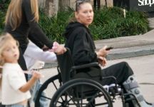 Anna Kournikova fotografata in sedia a rotelle a Miami