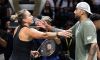 Kyrgios vince la Battaglia dei Sessi: Sabalenka lotta ma si arrende in due set (Video con le dichiarazioni dei giocatori)