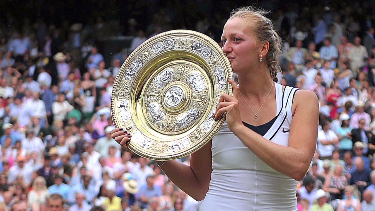 Kvitova con il piatto da campionessa di Wimbledon