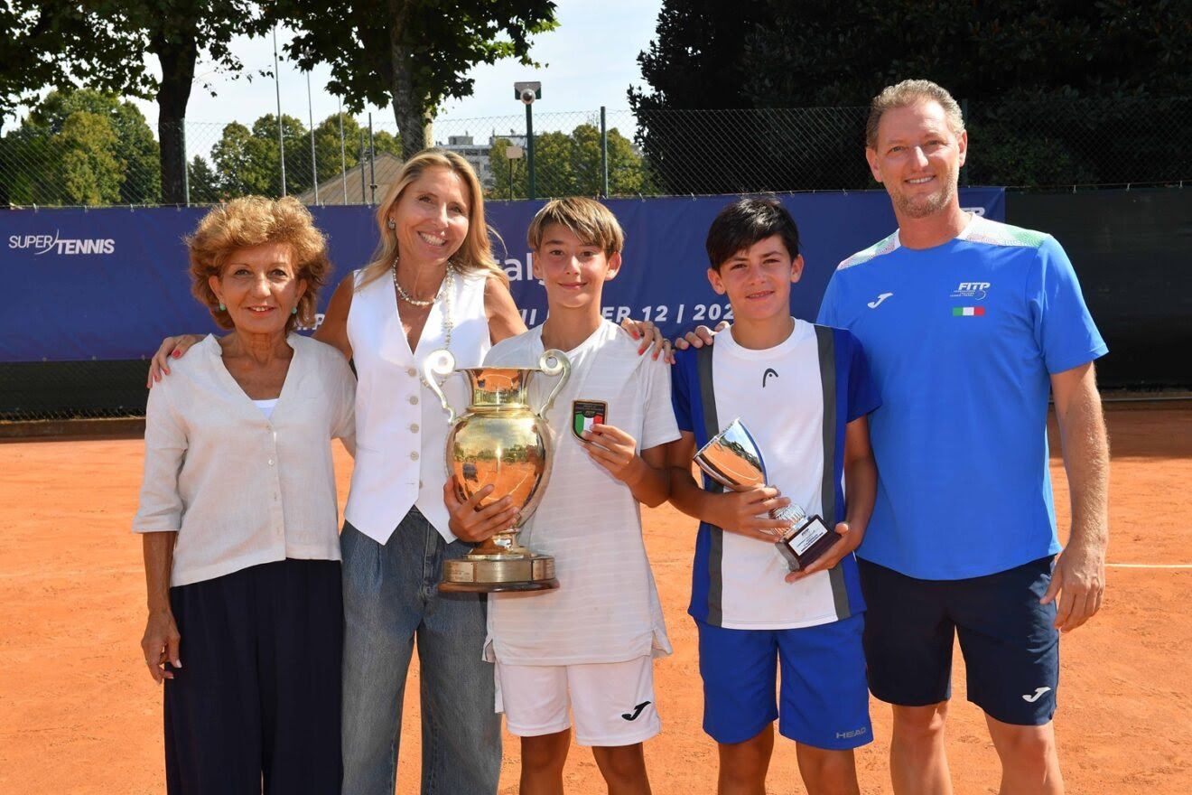 La premiazione del singolare maschile: da sinistra, la vice presidente vicaria del Comitato lombardo Fitp Chiara Motta, la presidente del Tc Milano Elena Buffa di Perrero, il vincitore Roberto Cantelmo, il finalista Samuel Tigani e il tecnico Fitp Alberto Tirelli - Foto Francesco Panunzio