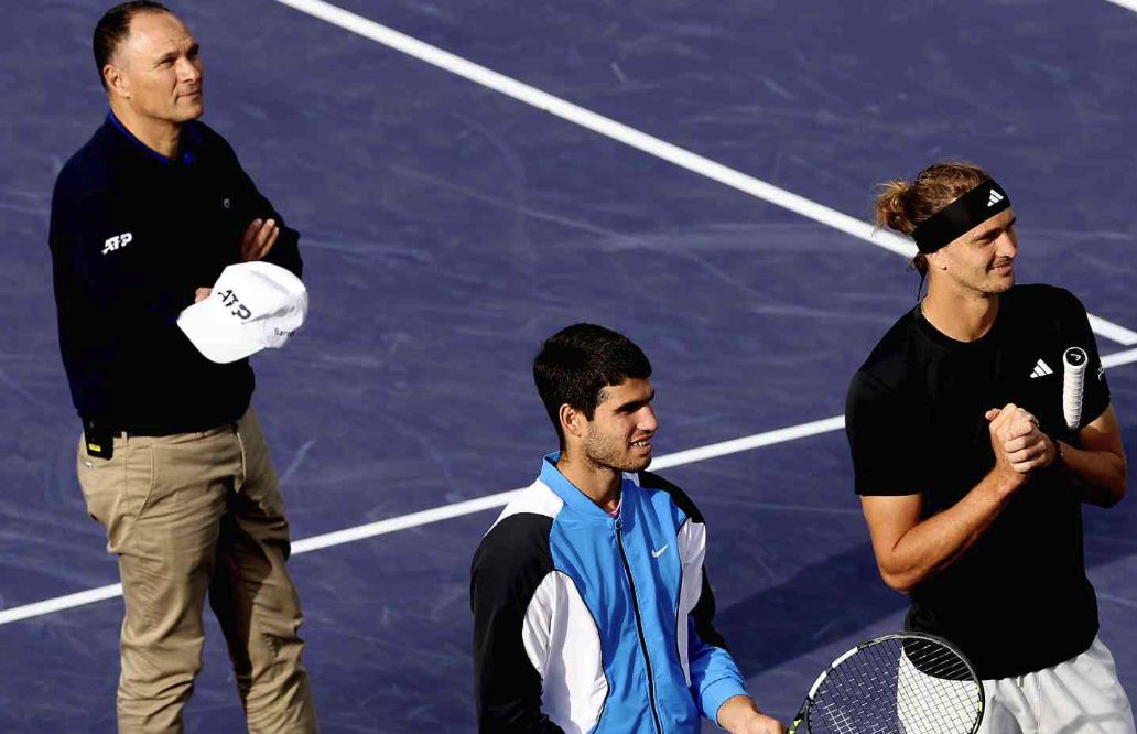 Il giudice di sedia Mohamed Lahyani, Carlos Alcaraz e Alexander Zverev aspettano mentre il gioco viene interrotto a causa di un&rsquo;invasione di api a Indian Wells nel 2024 - Foto Getty Images