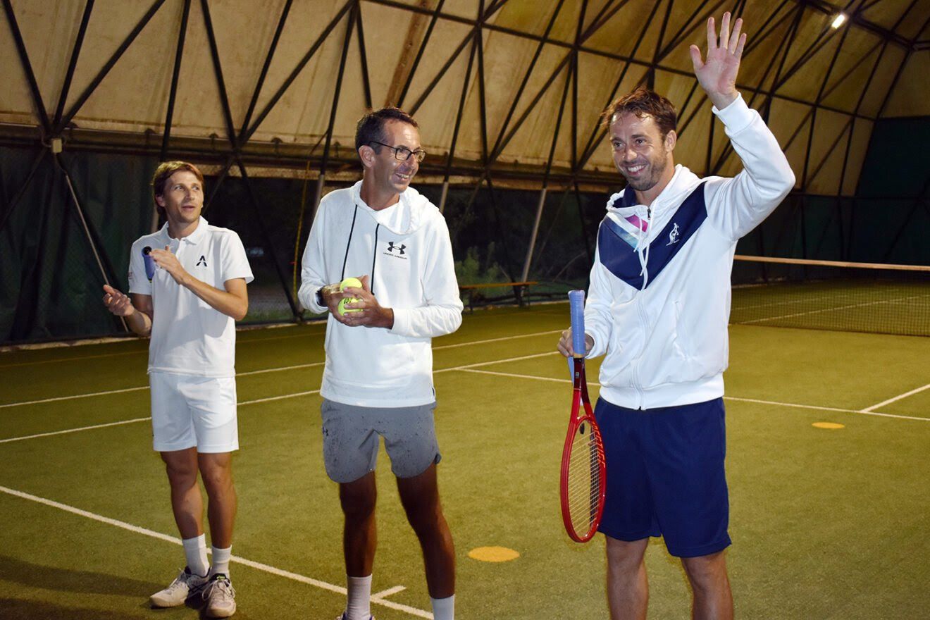 Paolo Lorenzi (destra) con Simon Flood (centro) e Andrea Agazzi: l'ex campione tornerà a Villanuova sul Clisi venerdì 5 gennaio (foto GAME)