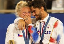 Oro olimpico e bacio: Il sorprendente ritorno di fiamma tra Siniakova e Machac. Swiatek prima qualificata alle WTA Finals. Sabalenka sorprende: ‘Mi sento meglio sulla terra battuta che sul cemento