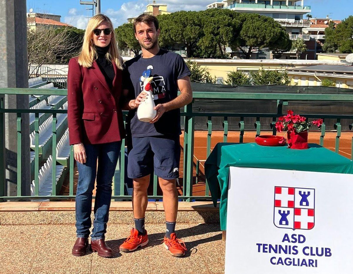 Pietro Marino, siciliano classe 2001, premiato da Lodovica Binaghi (consigliera del Tc Cagliari) per il successo nell'Open BNL della Sardegna