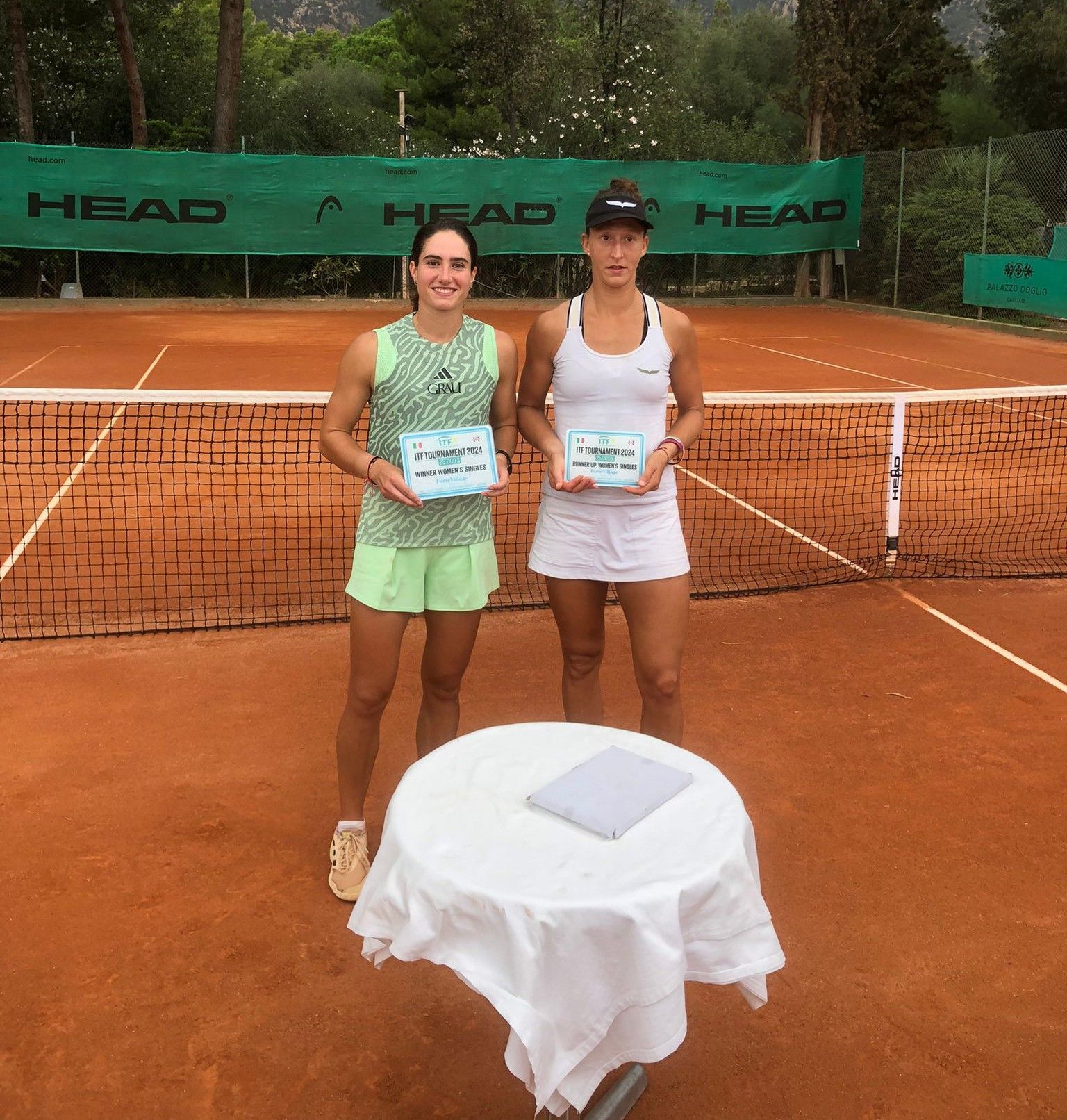 Carlota Martinez Cirez con Nicole Fossa Huergo