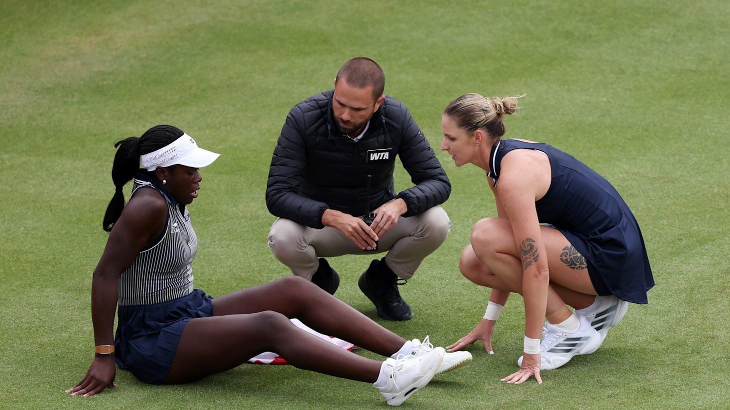Victoria Mboko assistita sul campo del Queen's